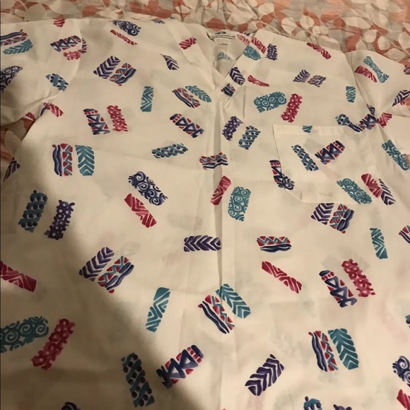 Women’s Medium V-Neck Scrub - Picture 3 of 5